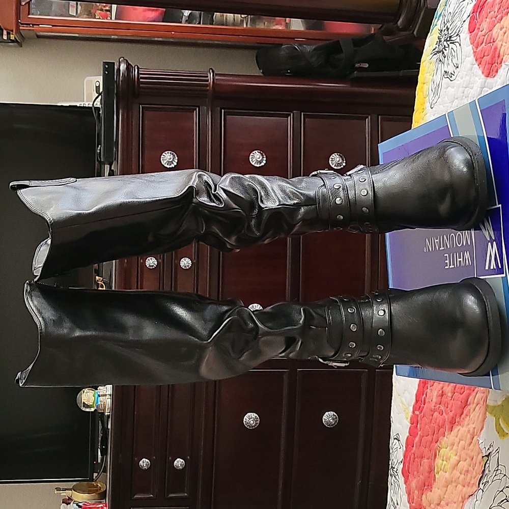 Women's White Mountain Tall knee boot size 8 1/2 medium. Black with ruching.